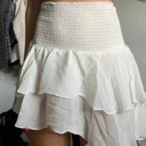 Sommrig kjol 💕💕 - (Första bilden lånad) somrig kjol💙 aldrig använd endast testad, buda!! 🎸⚡️💙 har du budat så får du stå kvar med ditt bud 💕