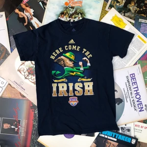 T-SHIRT!! 💿💿 - Sjukt snygg college t-shirt producerad av Adidas åt Notre dame, Indiana och deras Amerikanska fotbollslag Fighting Irish från National Championship 2013. Tröjan är S men passar något mindre. Sjukt snyggt tryck. Tröjan är även i grymt skick och inga direkta defekter. Tveka inte att höra av dig om du undrar något. ORD: 149kr 🌱💫✌🏻