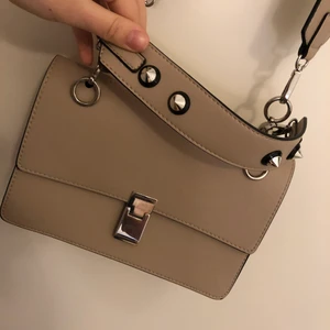 Beige väska från Gina tricot  - Väska endast använd en gång. Båda handtagen går att ta bort och ha hur man vill