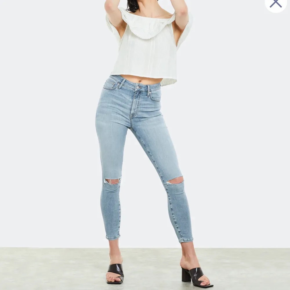 Säljer dessa skinny jeans ifrån Bik Bok. Definitivt de skönaste jeansen jag ägt! Endast använda fåtal gånger och jeansen är därför i mycket bra skick! Säljer med anledning av att de inte är min stil.. Jeans & Byxor.
