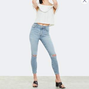 Säljer dessa skinny jeans ifrån Bik Bok. Definitivt de skönaste jeansen jag ägt! Endast använda fåtal gånger och jeansen är därför i mycket bra skick! Säljer med anledning av att de inte är min stil.