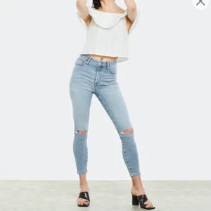 Gråa Bik Bok jeans i modellen peachy - Säljer dessa skinny jeans ifrån Bik Bok. Definitivt de skönaste jeansen jag ägt! Endast använda fåtal gånger och jeansen är därför i mycket bra skick! Säljer med anledning av att de inte är min stil.