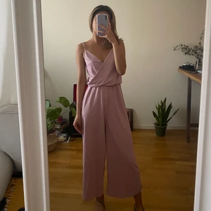 Monki somrig jumpsuit storlek XS - Jättefin och somrig jumpsuit från Monki i storlek XS 💗 skönt och bekvämt att ha för sommaren