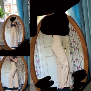 Monki jeans beige  - Säljer dessa fina monki jeans för att de inte blivit till användning, har typ bytt klädstil så de blir bara liggandes. De är bara använda ett par gånger så de finns inga fläckar å de är i mycket bra skick. De är endast lite skrynkliga. Kontakta mig för intresse, frågor eller fler bilder🥰 nypris: 400kr men säljer de endast för 200kr (Köparen står för frakten) 