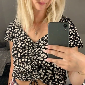 Topp - En söt topp ifrån hm som jag köpte förra året. Säljer pågrund av att den har blivit för stor