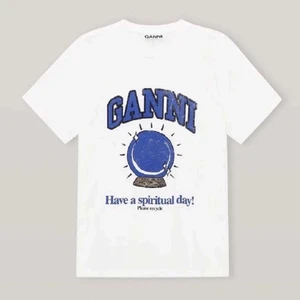 ENDAST INTRESSEKOLL!! - Säljer ej, endast intressekoll! Kommentera ”Intresserad” samt hur mycket ni hade kunnat betala för denna Ganni t-shirt, oanvänd. Storlek XS, pris kan diskuteras men startbud på 400kr! Säljer isf endast om det är många intresserade med bra bud!! 💖💖