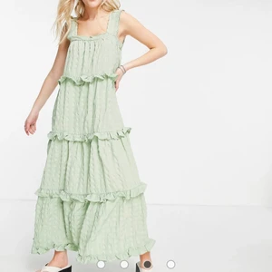 Grön långklänning - Helt oanvänd grön långklänning i fint tyg. Köpt på asos men slutsåld. Storlek 36. Skriv om ni vill ha fler bilder🥰