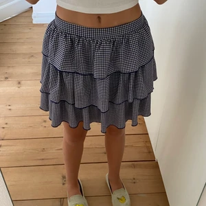 Zara kjol - Säljer denna superfina kjolen från zara! Slutsåld på hemsidan och i affären. Väldigt fint skick!