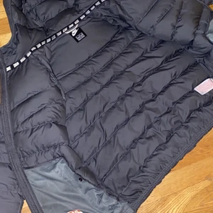 UK Nike Vinter Jacka - En Nike vinter jacka väldigt varm och sitter bra storleken är XL men sitter som Medium. Nypris 2099kr. Jackan är i nyskick endast använd ett par gånger.
