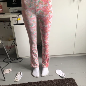Rosa thights - De är väl använda så de är slitna (syns på bilden) därav det låga priset. Det är min lillasyster som har på sig leggingsen på bilden. Köparen står för frakt men kan samfrakta om man vill 💕