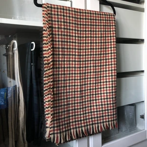 Rutig Scarf - Stor rutig scarf i mycket fint skick (använd ett fåtal gånger). Håller dig garanterat varm om vintern. Säljer då den inte kommer till användning. Kan mötas i Uppsala eller skicka (frakt 62kr), SafePay godtas. Se min profil för fler fina plagg. 