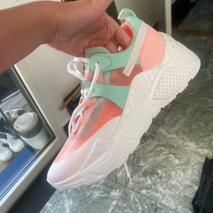 Steve madden aris - Oanvända, fick hem idag men storlek 39. Har 38 de va förstora vid tårna. Så ledsen för de är så snygga! Och är slut överallt. Nypris: 1399kr Färg: MINT MULTI 