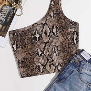 Topp - Fint linne med leopard mönster. Super snygg till en vit eller svart kjol/byxa. 