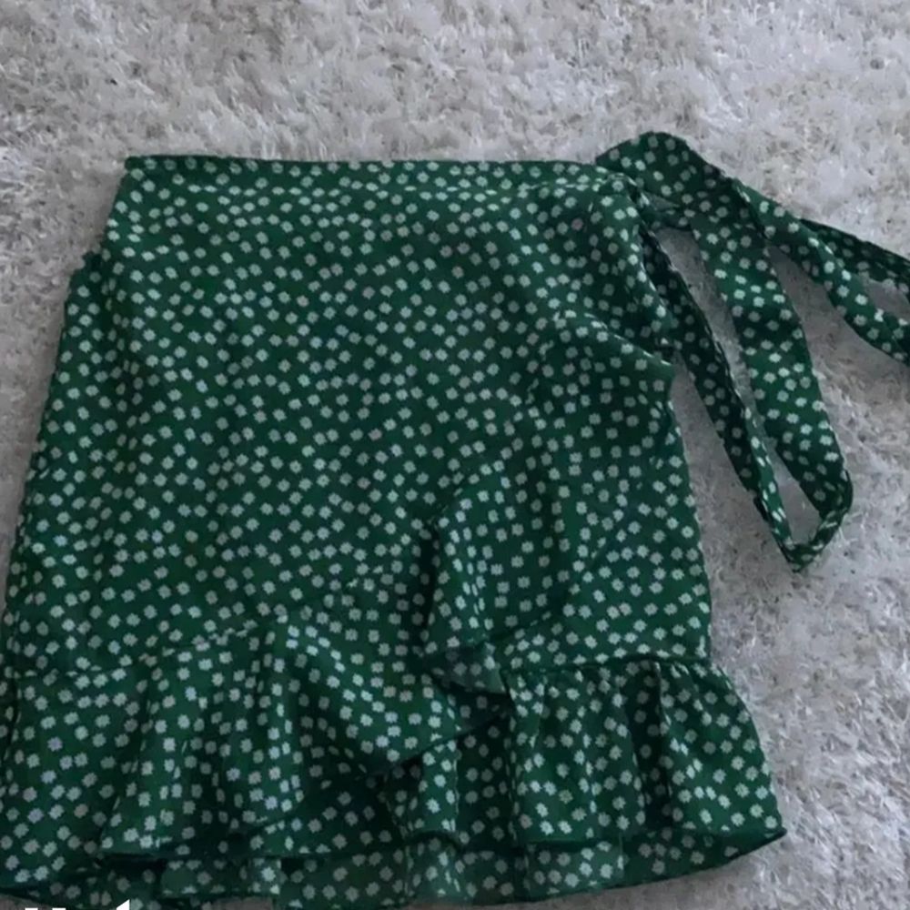 En fin trendig kjol från shein, köpte i början av våren men den kom aldrig till användning! För fler bilder är de bara kontakta! 💞. Kjolar.
