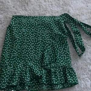 En fin trendig kjol från shein, köpte i början av våren men den kom aldrig  till användning! För fler bilder är de bara kontakta! 💞