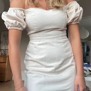 Superfin klänning - Så fin sommarklänning i strl 38. Aldrig använd, därav är prislappen kvar. Beige/gräddvit färg.