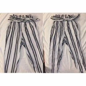grå randiga byxor i perfekt skick - byxor med grå ränder, i perfekt skick, kommer dessutom att tvättas och strykas innan de säljs.  storlek s