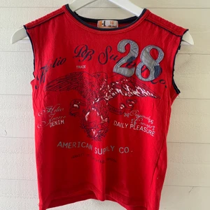 Tröja - En fin röd tröja som passar både S och XS☺️ Förra budgivningen blev borttagen men nu är det en ny!🥰