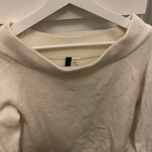 off shoulder stickad topp - vit off shoulder stickad topp från h&m som inte längre kommer till användning, säljs i gott skick✨