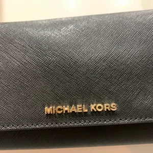 Michael Kors väska äkta ifrån Jackie  - En äkta Michael Kors knappt använd ifrån Jackie. Väskan är i extremt gott skick i princip knappt använd, som ny. 