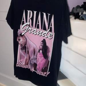 SÄLJER INTE ÄNNU! KOLLAR ENDAST OM NÅGON ÄR INTRESSERAD. Ariana Grande merch köpt på hennes konsert, sweetener tour, aldrig använd, thank u, next T-shirt. Storlek M, ganska oversized