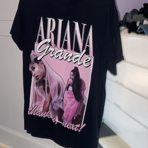 Ariana Grande merch - SÄLJER INTE ÄNNU! KOLLAR ENDAST OM NÅGON ÄR INTRESSERAD. Ariana Grande merch köpt på hennes konsert, sweetener tour, aldrig använd, thank u, next T-shirt. Storlek M, ganska oversized