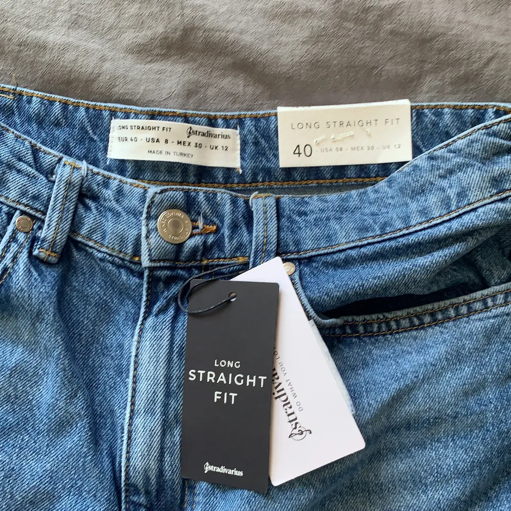 Detta är det andra paret stradivarius jeans jag säljer men detta par i storlek 40. Jätte fina jeans men som tyvärr inte passade mig :( Helt oanvända med alla lappar kvar! Ord pris 359kr. Pris kan diskuteras vid snabb affär!!. Jeans & Byxor.