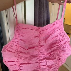 Snygg topp - En snygg topp från zara, den är lite använd då jag inte gillade formen på min kropp. Hör gärna av er☺️😁