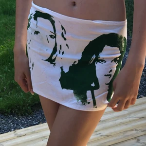 Set med tryck  - Säljer egengjorda plagg på insta @mo4sdesign med coolt tryck!! Gjort på secondhand plagg och tyger för miljöns skull 💚 säljer färdiga plagg i olika färger men tar även beställningar 💘