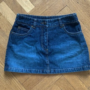 Kjol - Söt lågmidjad kjol och från h&m. Köpt för länge sedan så går inte att köpa längre. Toppskick💞