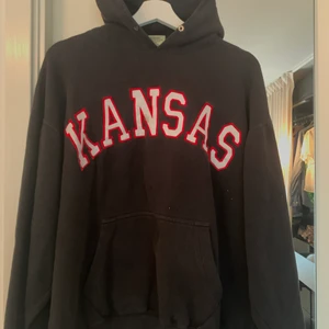 Hoodie - Svart hoodie från beyond retro