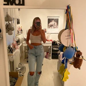 Jeans  - Jeans ifrån Gina Tricot, med två hål vid knäna Dem är helt i nyskick!💗 långa i benen  Storlek: M Ny pris: 599