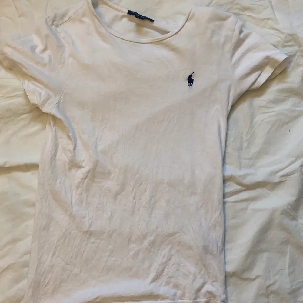 Säljer min polo Ralph lauren t-shirt jätte bekväm och fin passar till alla tillfällen. Den är i jätte bra skick. Storleken är s/p efter som den är köpt i LA. Den är i ca xs.. T-shirts.