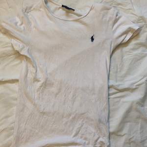Säljer min polo Ralph lauren t-shirt jätte bekväm och fin passar till alla tillfällen. Den är i jätte bra skick. Storleken är s/p efter som den är köpt i LA. Den är i ca xs.