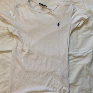 Polo Ralph lauren t-shirt - Säljer min polo Ralph lauren t-shirt jätte bekväm och fin passar till alla tillfällen. Den är i jätte bra skick. Storleken är s/p efter som den är köpt i LA. Den är i ca xs.