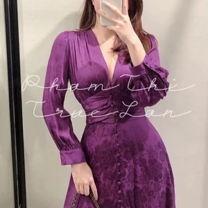 Klänning - Måste nu sälja min favoritklänning, så snygg (dock inte längre min stil)💕 Den är från Zara i storlek XS. Originalpris var 559kr men säljer den nu för 300kr + 28kr. Jättefint skick!💞