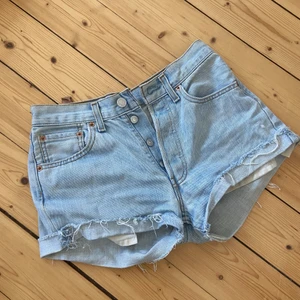 Levi’s shorts  - Perfekta, vintage Levis shorts! Står storlek 27 men mer som 24-25, xs. Säljer för de blivit för små! 