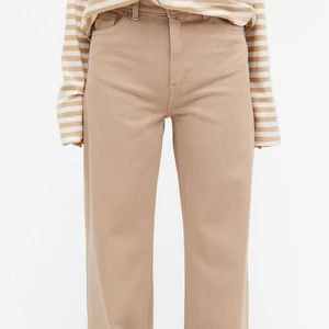 Beiga monki jeans  - Säljer mina beiga Yoko monki jeans pga att ja inte använder dom längre. De är i ett fin skick å är i stl 29 (waist)