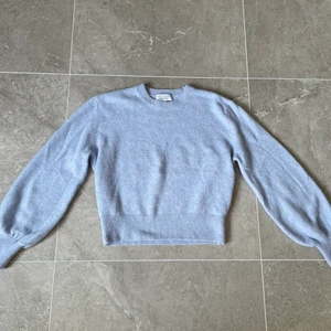 Ljusblå & Other Stories tröja - Jättesöt ljusblå tröja från & Other Stories⚡️Tröjan är i storlek s💕Skriv för fler bilder✨