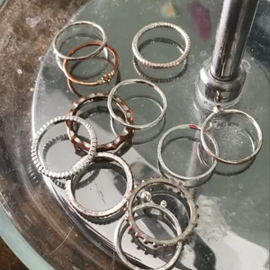 Fina ”Plain” ringar  - Säljer dessa 11 ringarna för jag inte använder de längre för 10kr styck eller alla för 100kr. Köpte de för 120kr på Åhléns i julas men har knappt använt de. Man får köpa hur många av de man vill. Det är inte äkta silver förmodligen men det är fortfarande jättefina och piffar upp ens outfit enormt. Kan skickas på post (inklusive frakt) eller mötas upp i Stockholm.
