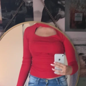 Elsa top Racing red - Elsa top i röd. Storlek xs men är stor i storleken och stretchigt så passar en s och m också. Super mjukt och stretchigt bomullstyg. Gina tricots good collection. Alldrig andvänd och har prislappen kvar. Ordinarie priset är 199kr men köpte för ett tag sedan så budet börjar ifrån 100kr + frakt. Säljer en likadan Elsa top Black så ni kan gå in och kolla på den också