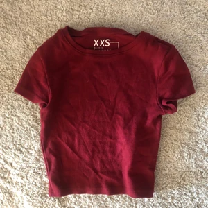 röd t shirt - en röd tshirt i storlek XXS jätte skön till sommaren!! den är tajt på mig och jätte skönt material!