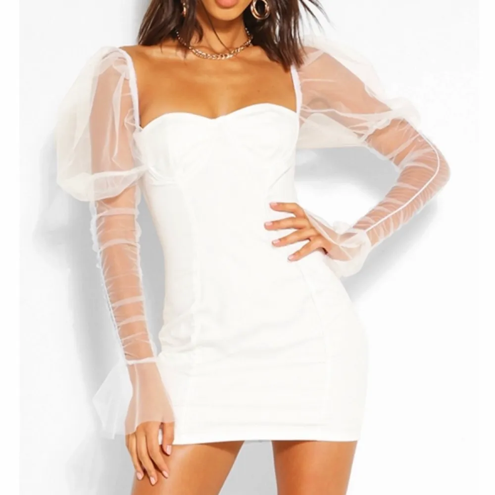 En fin vit klänning som jag bara har använt en gång,köpt för 250 kr . Klänningar.