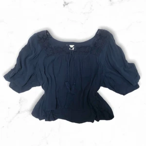 Hollister tassels blus - Hollister Co flowy (mesch) blus med vida 3/15 ärmar. Virkade detaljer och två tofsar vid bysten.  Storlek- XS  Skicket - Bra