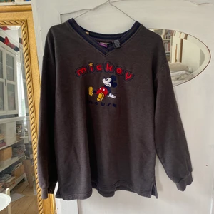 Mickey Mouse tröja - Fin Mickey Mouse tröja från Beyond retro! Knappt använd och bra skick✨ Skulle säga att den är en M/L