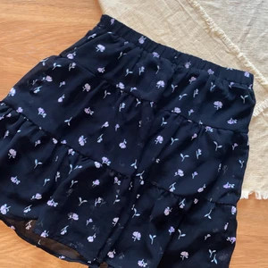 Kjol 🖤 - As fin kjol, verkligen så skön och luftig. Tyvär för liten för mig 😢 inte så använd, som ny 🖤 kan mötas i Sthlm  annars står köparen för frakt😘