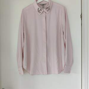 Lovely blouse from H&M. Size 44. Buyer also has to pay the delivery.