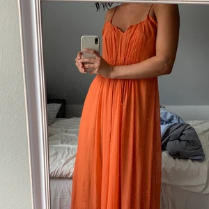 Magisk lång sommarklänning - Super fin klänning i jätte fint skick från vila. Köpt för nåra år sedan. Jätte skönt o luftigt material i en jätte söt orange/ korall färg. Budgivning börjar från 200💕 skriv vid intresse eller frågor 💕 frakt ingår ej