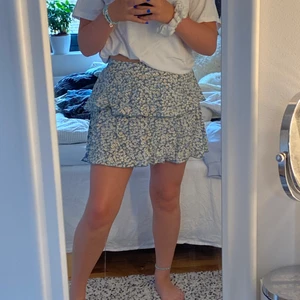 Kjol - Jag säljer denna jättefina kjol som aldrig är använd. Den är i bra skicka och sitter super fint på kroppen! Säljer då den inte kommer till användning.