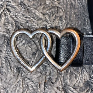 Bälte  - Det silvriga är lite slitet men ändå fint, gjort ett eget hål som syns på bilden.